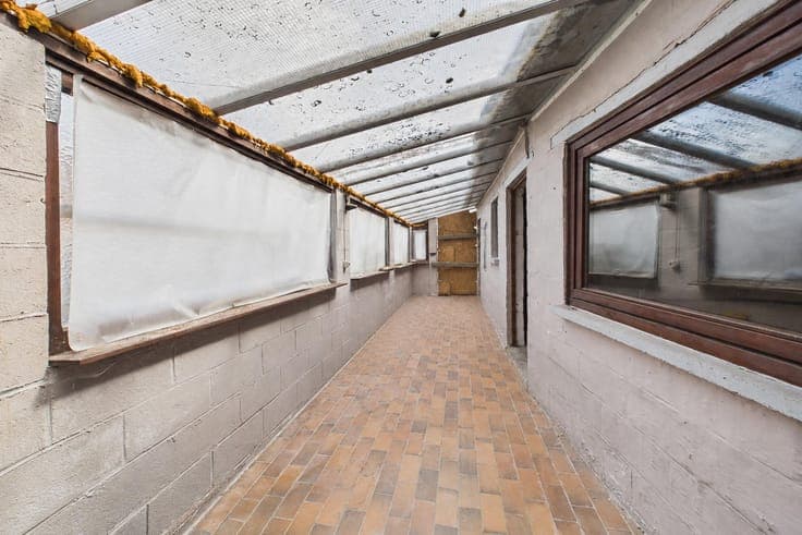 Three-sided house with potential for renovation and a garden