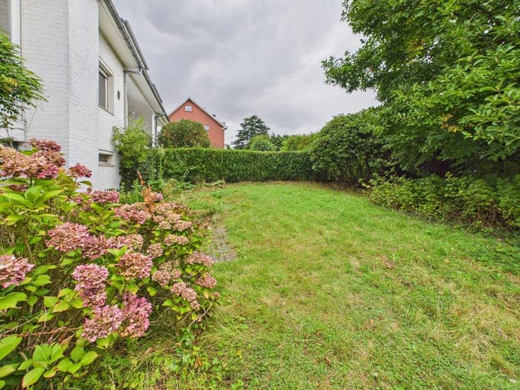 HOUSE 3 TO 5 BEDR, GARDEN, CELLARS & GARAGE, POSS. PROF. USE