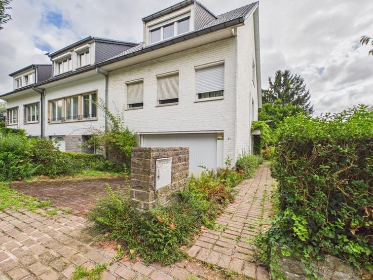 HOUSE 3 TO 5 BEDR, GARDEN, CELLARS & GARAGE, POSS. PROF. USE