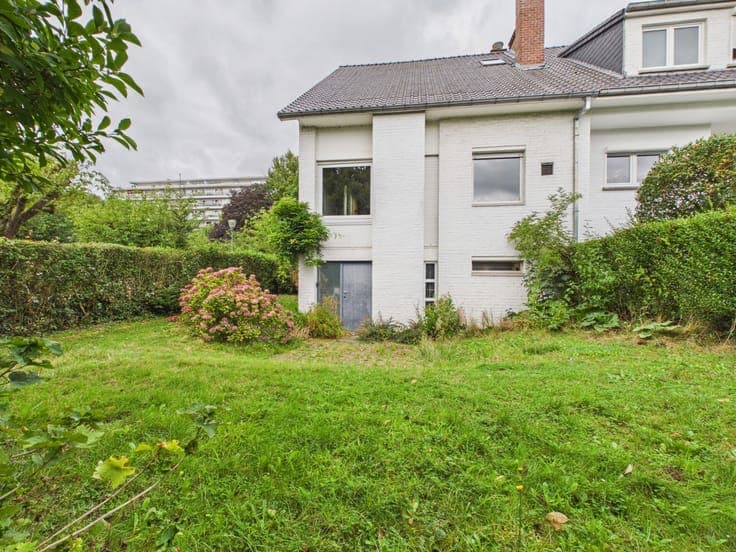 HOUSE 3 TO 5 BEDR, GARDEN, CELLARS & GARAGE, POSS. PROF. USE