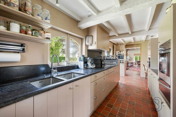 Versatile villa with garden and separate unit