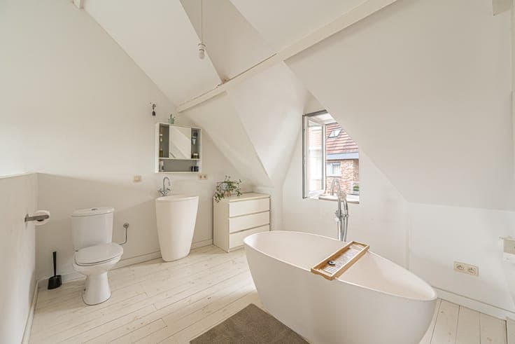 Turnkey characterful house with 4 bedrooms and city garden