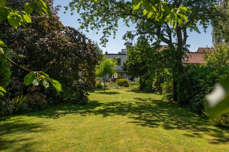 An authentic modernist house with an exceptional garden