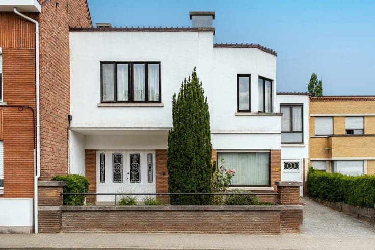 An authentic modernist house with an exceptional garden