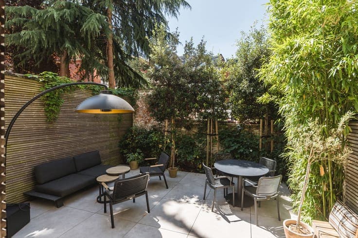 An elegant townhouse with a delightful city garden in 't Zui
