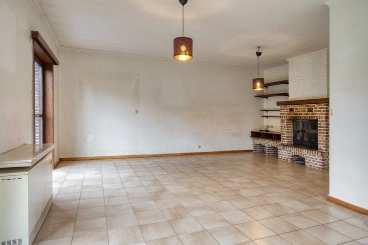 Ruime halfopen woning met 4 slaapkamers, bureau en garage...