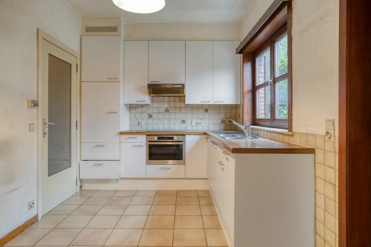 Ruime halfopen woning met 4 slaapkamers, bureau en garage...