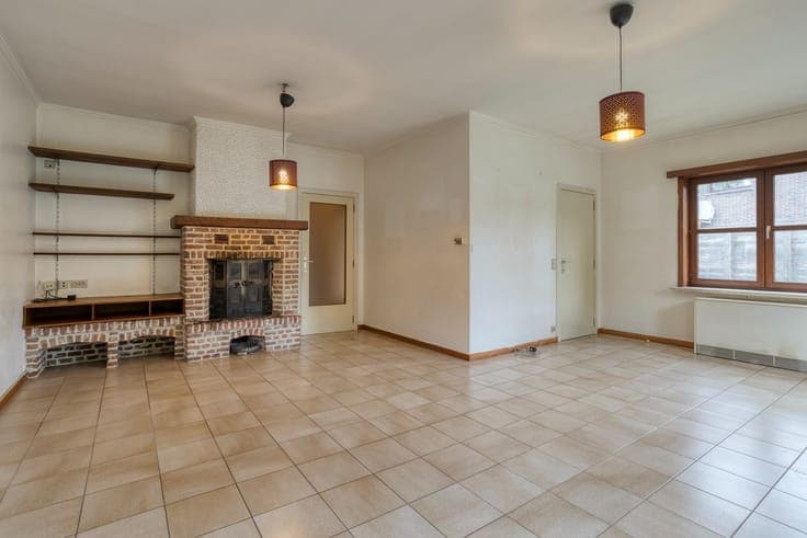 Ruime halfopen woning met 4 slaapkamers, bureau en garage...