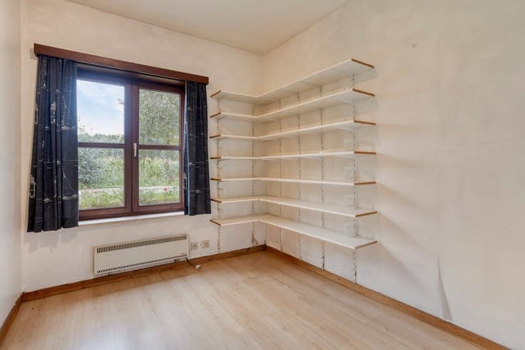 Ruime halfopen woning met 4 slaapkamers, bureau en garage...