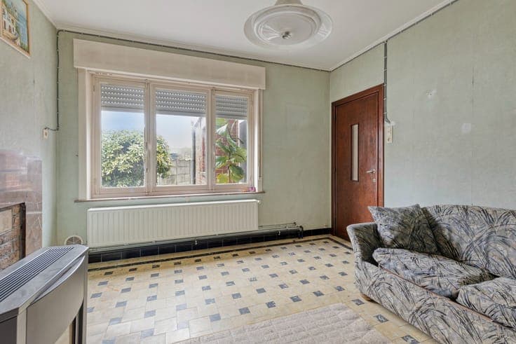 Halfopen woning met potentieel op centrale ligging in Zarren