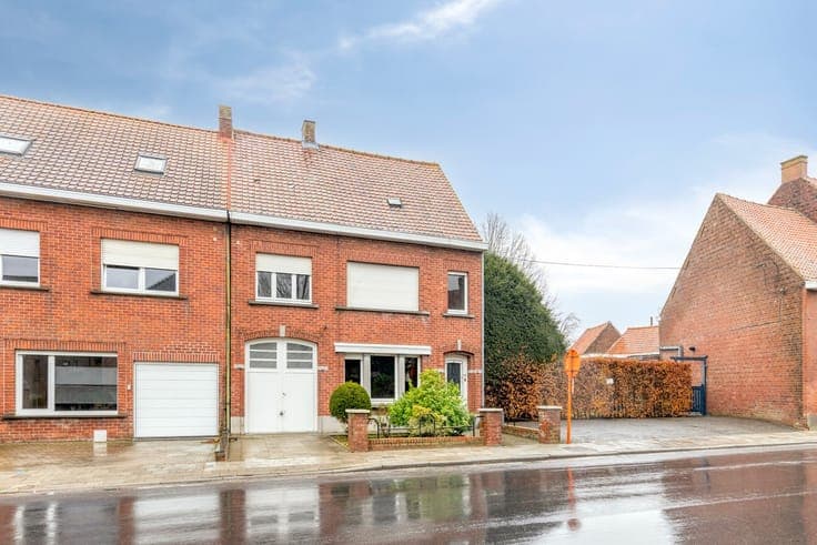Halfopen woning met potentieel op centrale ligging in Zarren