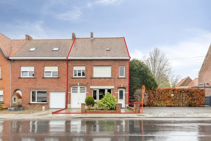 Halfopen woning met potentieel op centrale ligging in Zarren