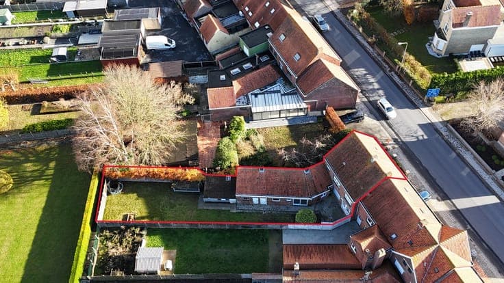 Halfopen woning met potentieel op centrale ligging in Zarren