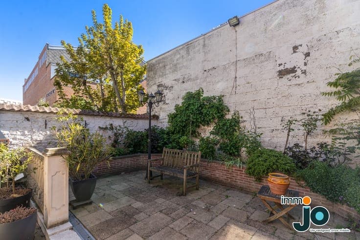 Characterful 6-Bedroom Home with Garden and Two Bathrooms...