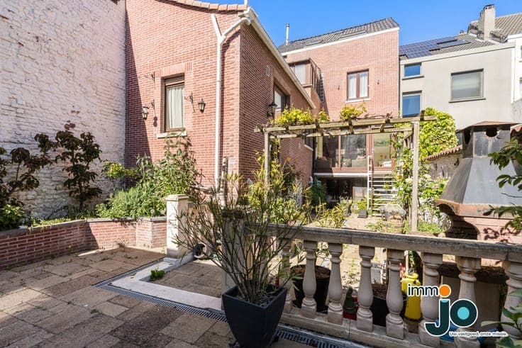Characterful 6-Bedroom Home with Garden and Two Bathrooms...