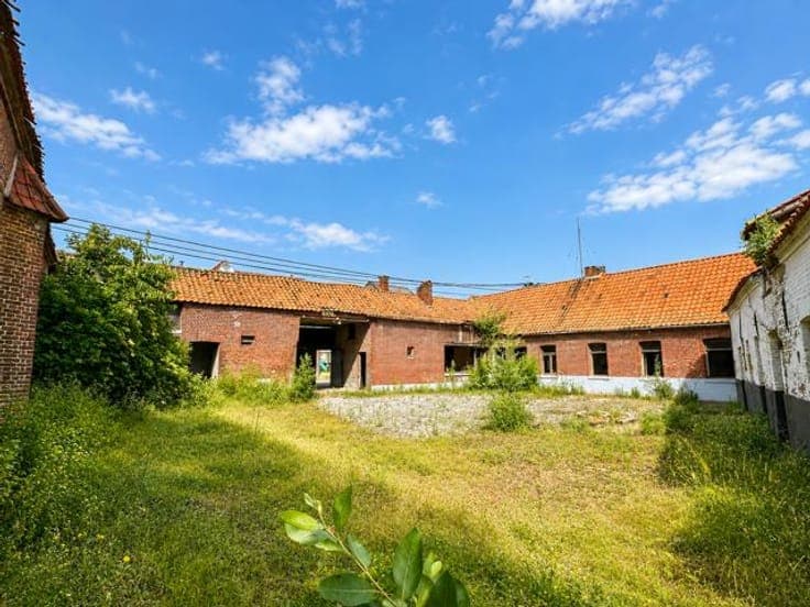 Character Farmhouse for Renovation on a 3,230 m² Plot