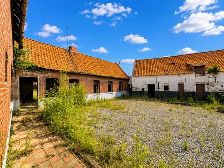 Character Farmhouse for Renovation on a 3,230 m² Plot