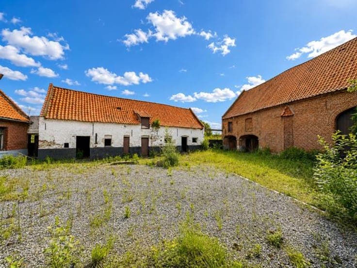 Character Farmhouse for Renovation on a 3,230 m² Plot