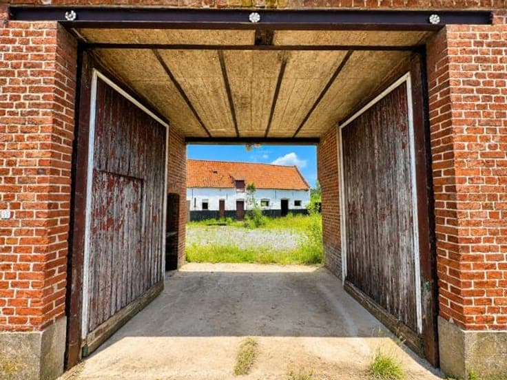 Character Farmhouse for Renovation on a 3,230 m² Plot