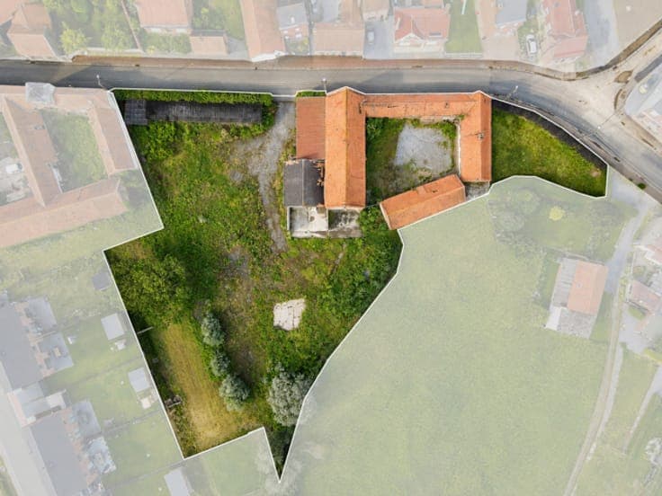 Character Farmhouse for Renovation on a 3,230 m² Plot