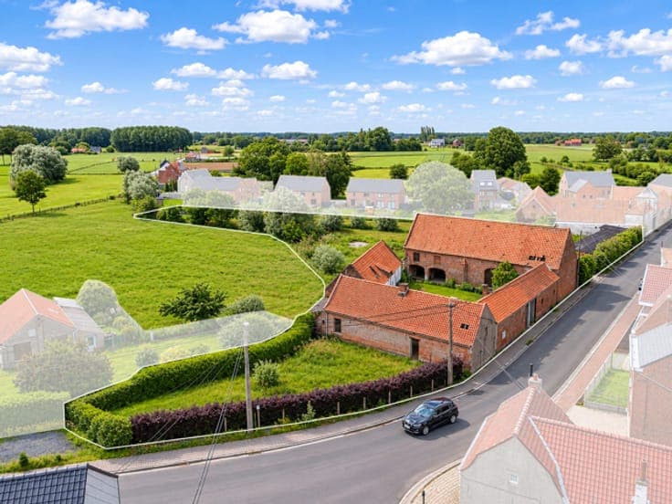 Character Farmhouse for Renovation on a 3,230 m² Plot
