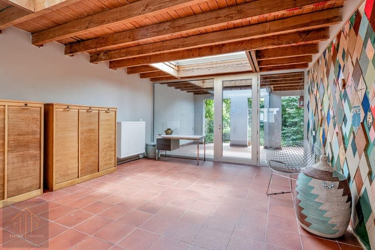 Ruime verder af te werken woning op top locatie.