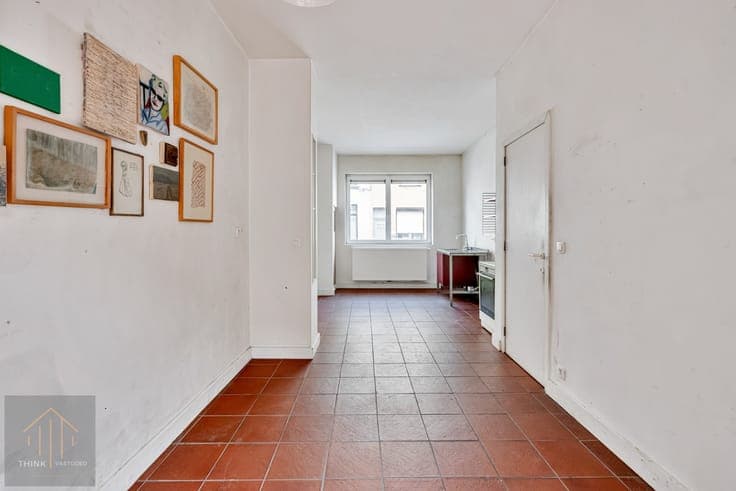 Ruime verder af te werken woning op top locatie.