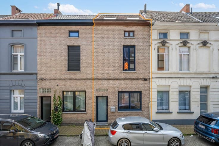 Ruime verder af te werken woning op top locatie.