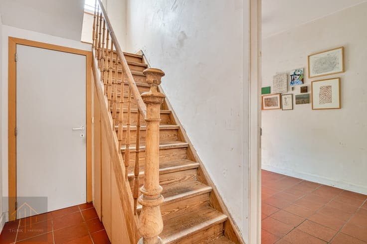 Ruime verder af te werken woning op top locatie.