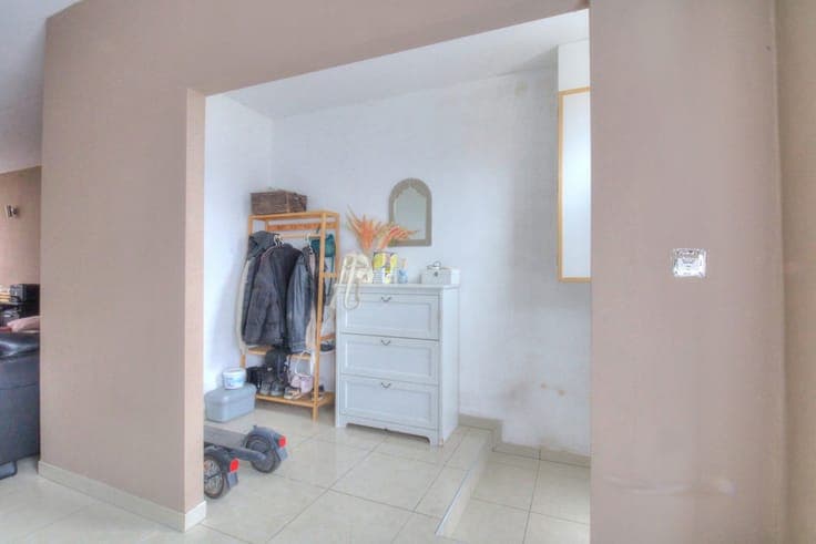 193 m² Three-Sided House : 3/4 Bedrooms with Large Garden