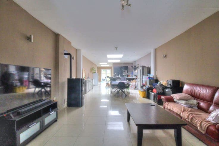 193 m² Three-Sided House : 3/4 Bedrooms with Large Garden
