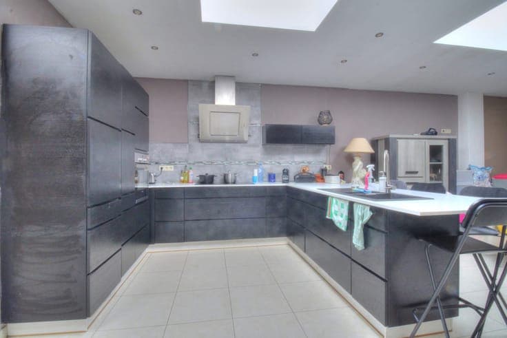 193 m² Three-Sided House : 3/4 Bedrooms with Large Garden