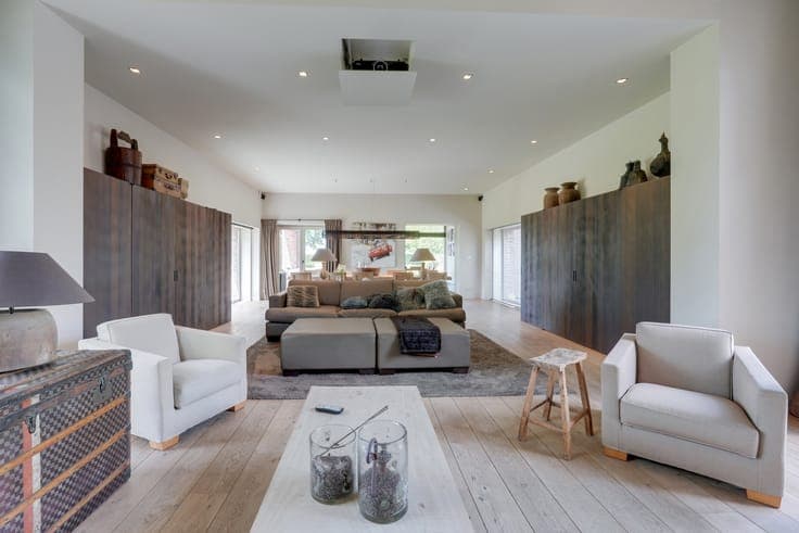 Fully Renovated Square Farmhouse on 7,200 m²