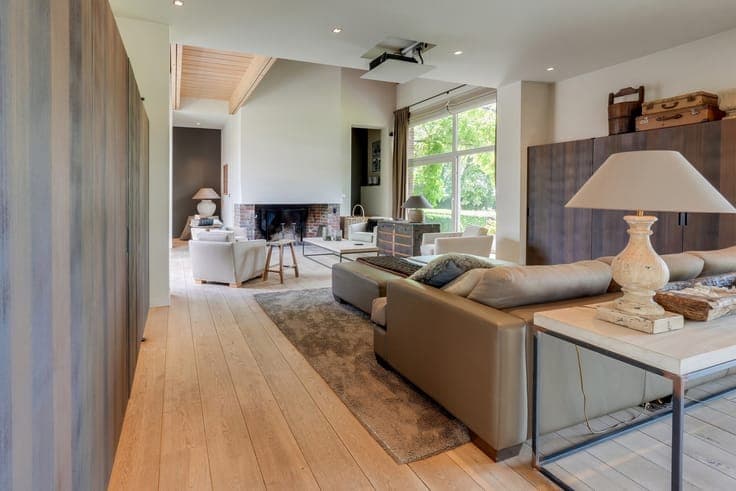 Fully Renovated Square Farmhouse on 7,200 m²