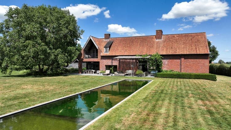 Fully Renovated Square Farmhouse on 7,200 m²