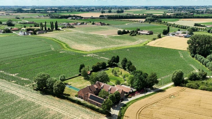 Fully Renovated Square Farmhouse on 7,200 m²