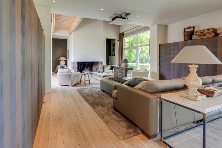 Fully Renovated Square Farmhouse on 7,200 m²