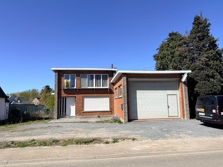 Te renoveren woning met grote werkplaats