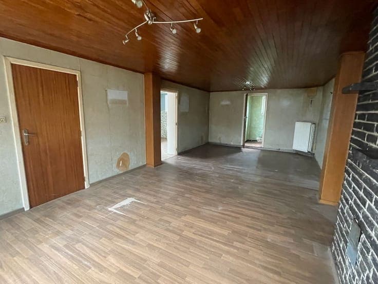 Te renoveren woning met grote werkplaats