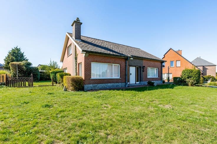 Detached 3-bedroom villa with garden and garage near Aalst