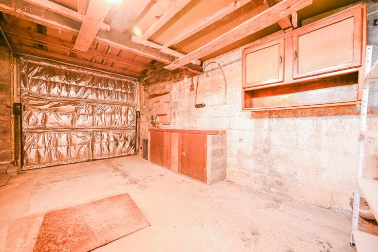 House with garage to renovate in Bois-et-Borsu