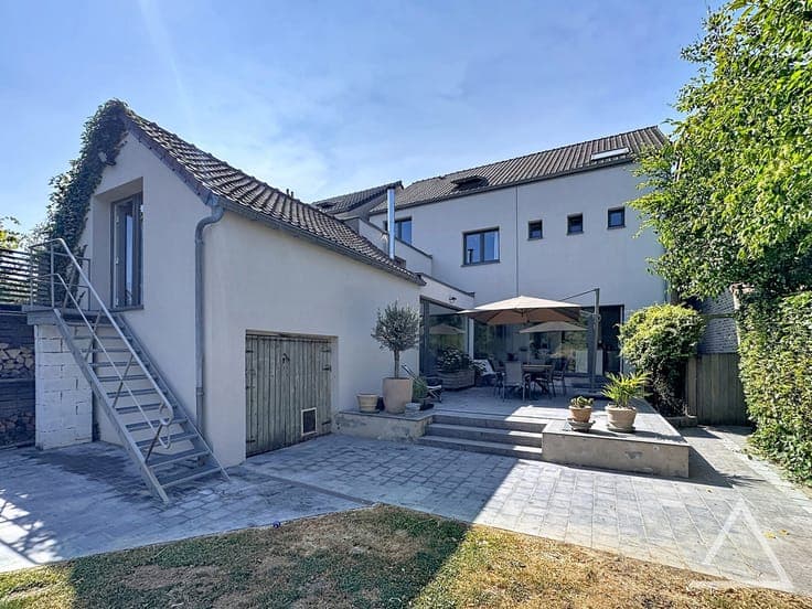 Superb house with pool and separate apartment