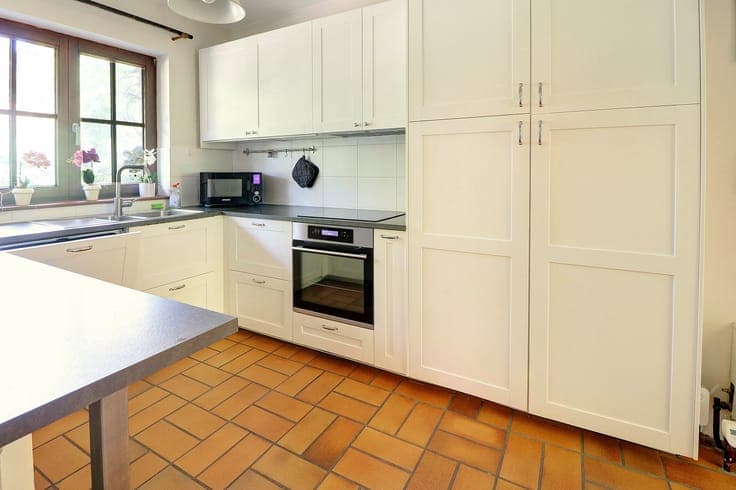 Villa: 174 m², 3 bdr + walk-in wardrobe + cellars + garage
