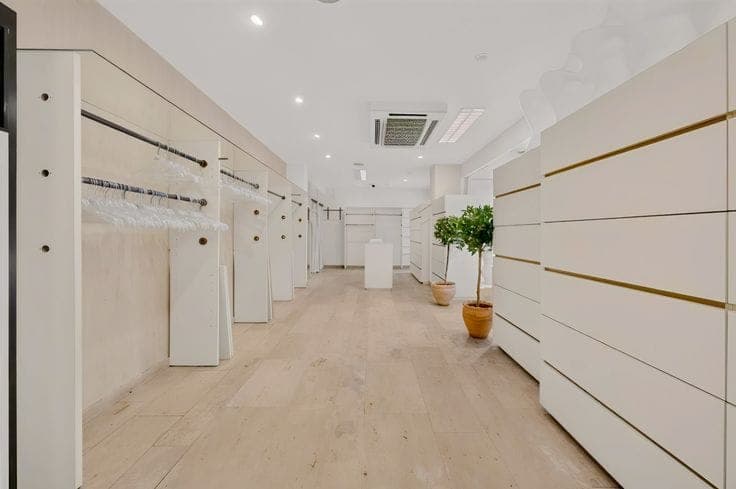 Commercial property with 7 rooms to renovate in Ghent for s…