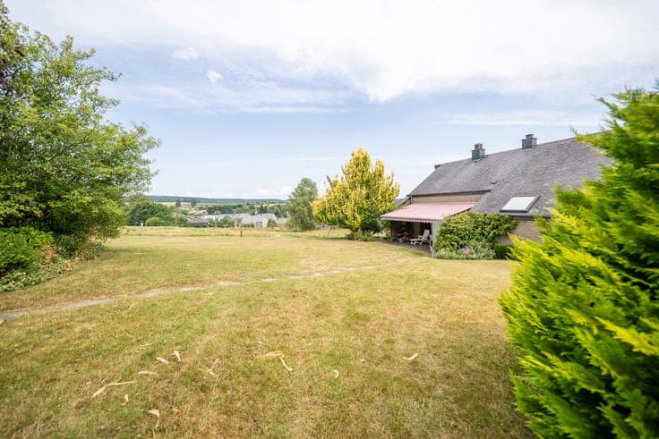 Nature, Space & Large Garage in Opont