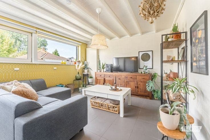 Spacious detached house, partly extended in 2006, with larg…