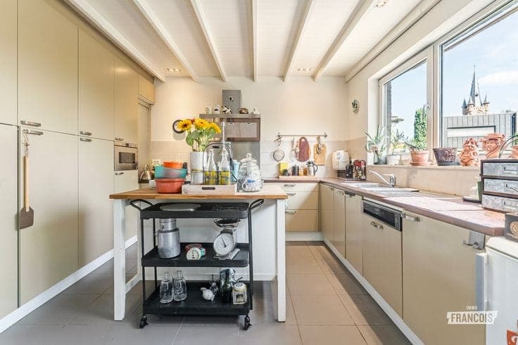 Spacious detached house, partly extended in 2006, with larg…
