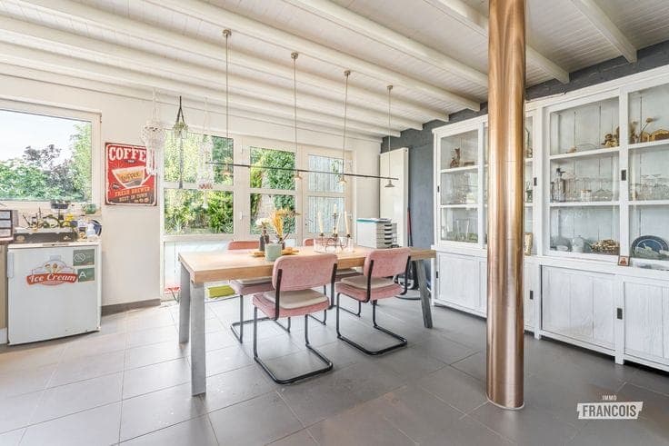 Spacious detached house, partly extended in 2006, with larg…