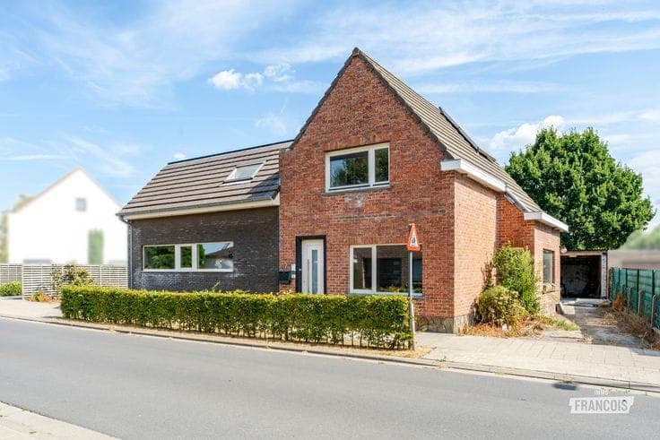Spacious detached house, partly extended in 2006, with larg…