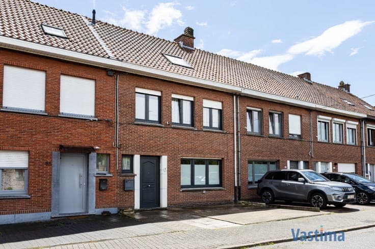 Instapklare gezinswoning met 2 staanplaatsen, zonnige tui...